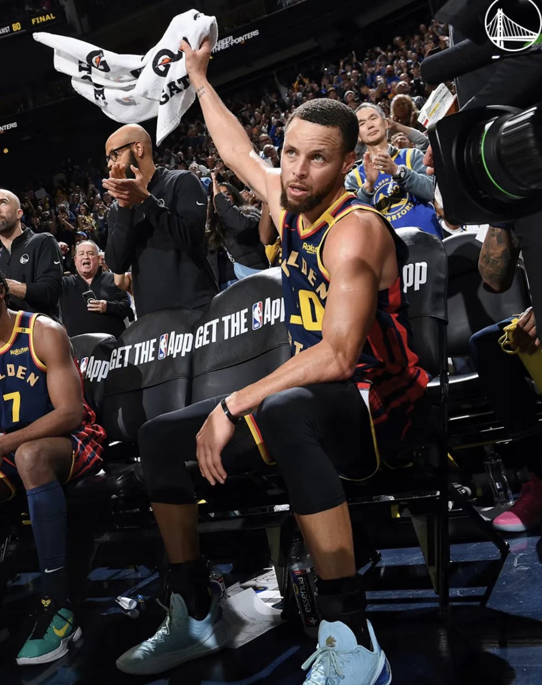 包含库里重返赛场，领先优势明显首场状态出色，雄鹿观众沸腾！赢得满堂喝彩的词条