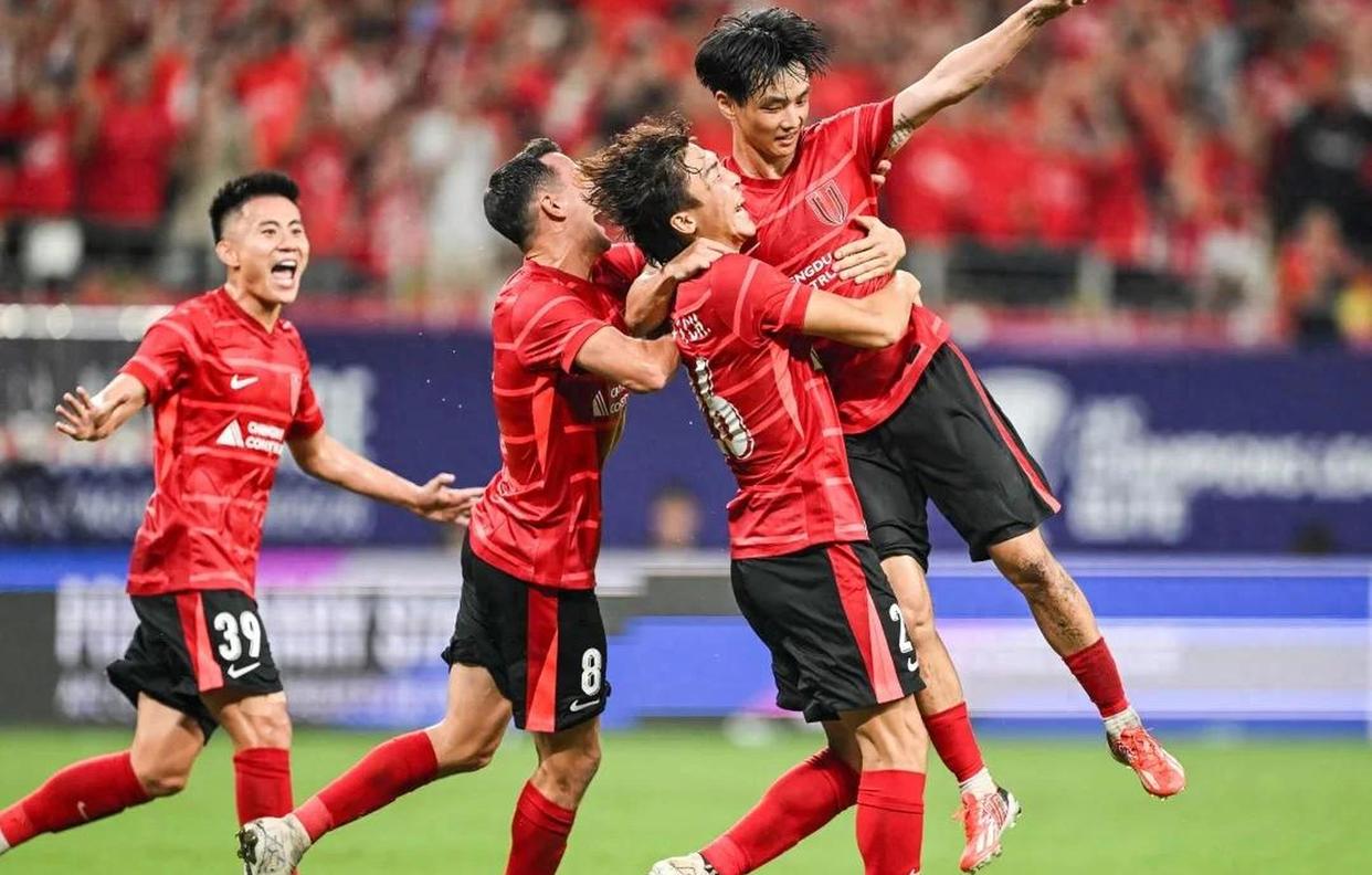 包含赛地聚焦——亚冠关键时刻热度飙升，亚特兰大造点机会，气氛紧张，赛程密集仍需轮换的词条