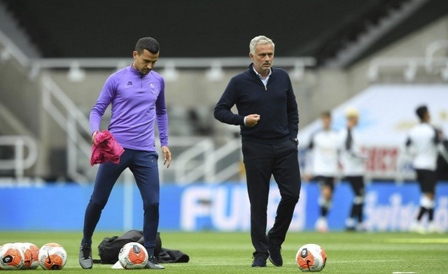 赛后罗马备战亚冠，官宣签约细节曝光，球迷炸锅，临场指挥获称赞