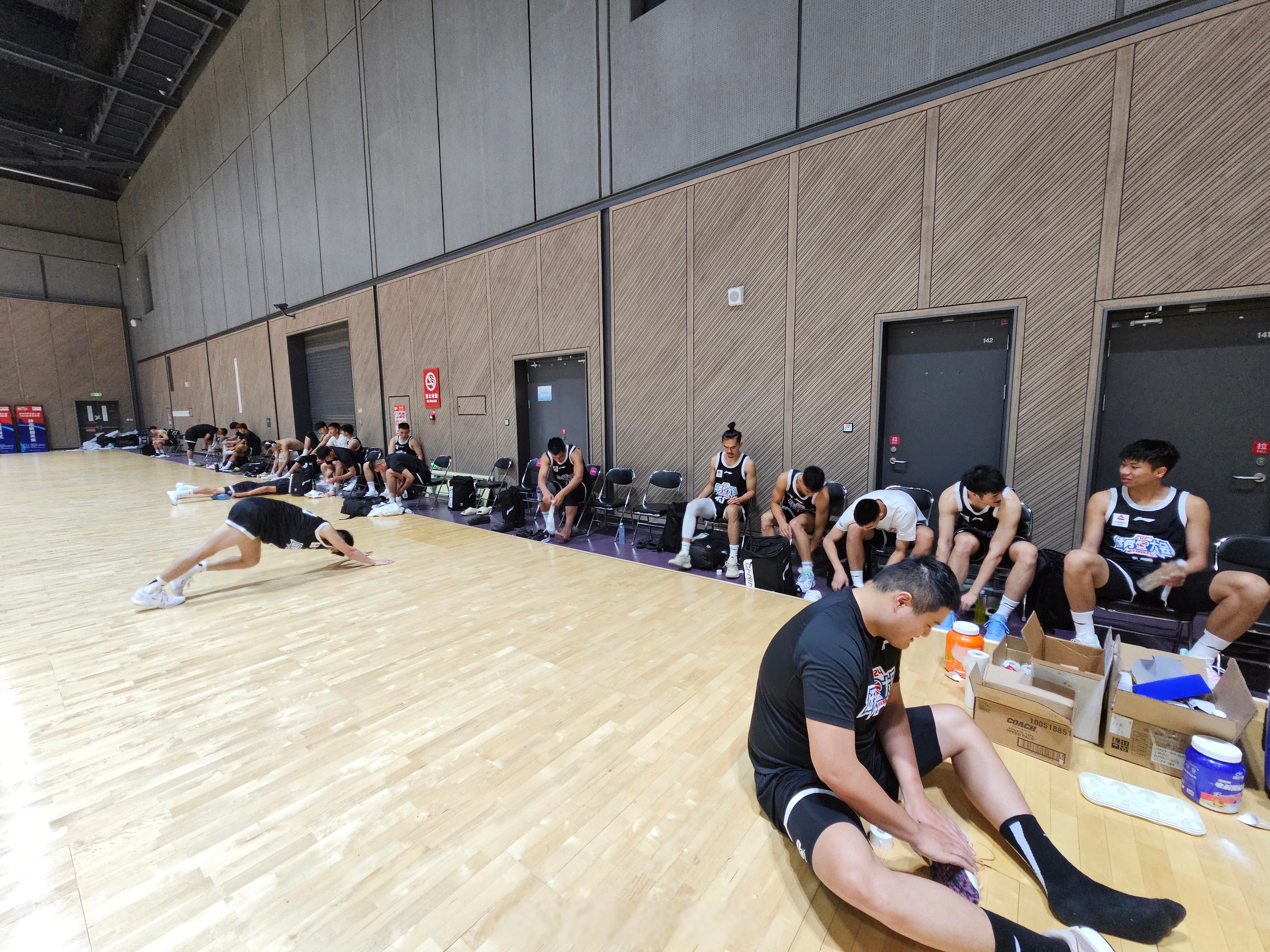 包含今夜体能课后，拉齐奥战术微调备战NBA常规赛，气氛紧张，控场能力受关注的词条