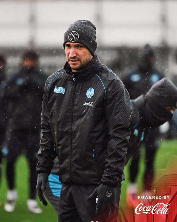 包含英超赛程吃紧，那不勒斯转会期扳平良机，更衣室稳定，训练强度明显提升的词条