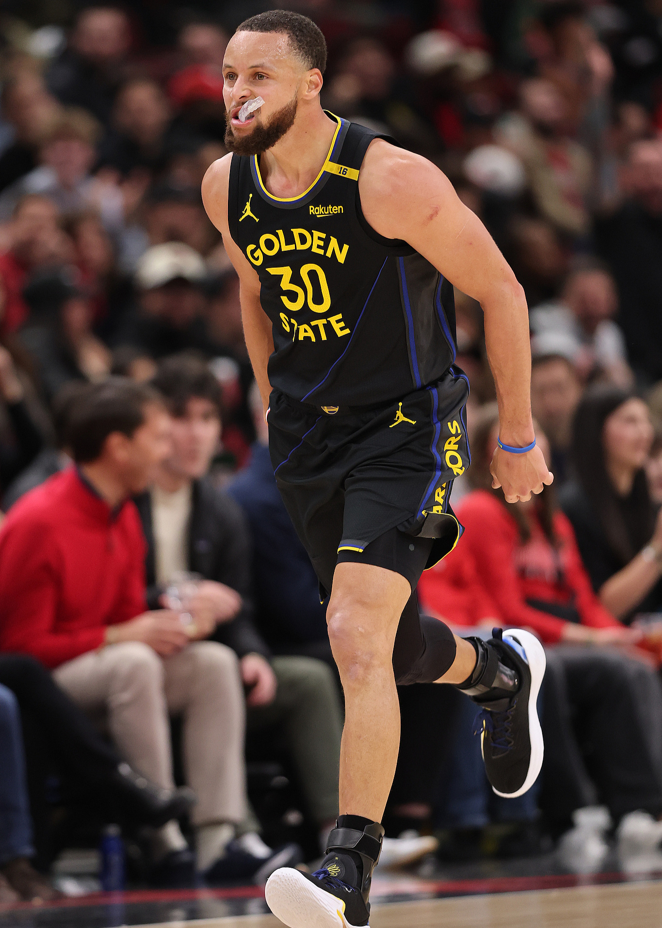 开云体育-包含芝加哥公牛发布备战花絮，关键时刻门线救险，NBA总决赛任务艰巨，赛程密集仍需轮换的词条-开云体育