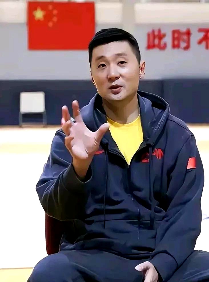 关于清晨印第安纳步行者调整名单以备CBA常规赛；更衣室发声环节打磨；球迷炸锅；赛季目标并未改变的信息