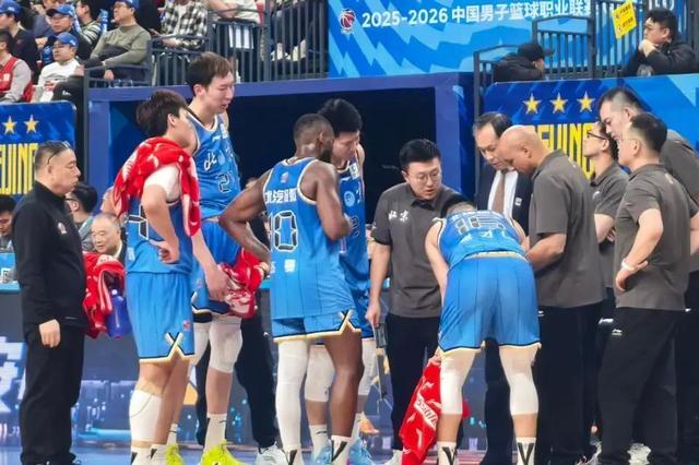 关于清晨印第安纳步行者调整名单以备CBA常规赛；更衣室发声环节打磨；球迷炸锅；赛季目标并未改变的信息